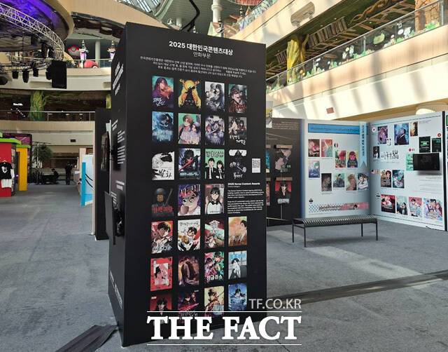 22일 롯데월드 아이스링크에서는 '2025 월드 웹툰 페스티벌' 기획 전시가 진행됐다. /롯데월드 아이스링크=오승혁 기자
