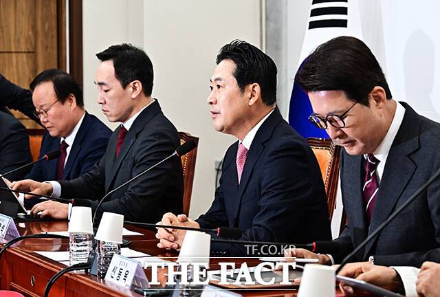 국민의힘이 내년 지방선거를 앞두고 정부의 부동산 정책을 맹폭하며 대여 공세 총력전에 나섰다. 사진은 발언하고 있는 장동혁 대표(왼쪽에서 세번째). /배정한 기자