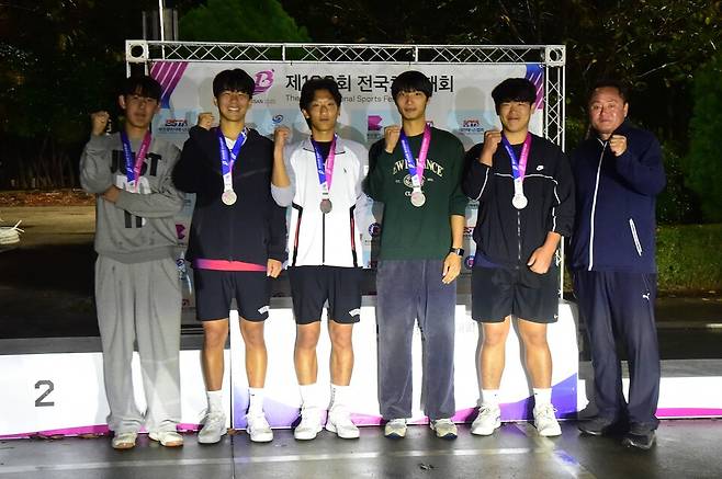 남대부 단체전 준우승 강원(한림대). 왼쪽부터 김민준, 장준하, 김용전, 한범한, 김민수, 오른쪽이 이준희 감독