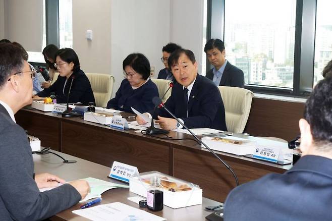 23일 서울 중구 한국형 보건의료고등연구계획(ARPA-H) 추진단 대회의실에서 열린 보건안보 분야 연구개발(R&D) 현장 간담회에서 이형훈 보건복지부 제2차관이 발언하고 있다. 보건복지부