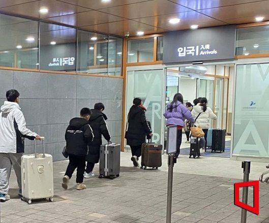 한·중 카페리 여객이 인천항 국제여객터미널로 입국하고 있다. 인천항만공사