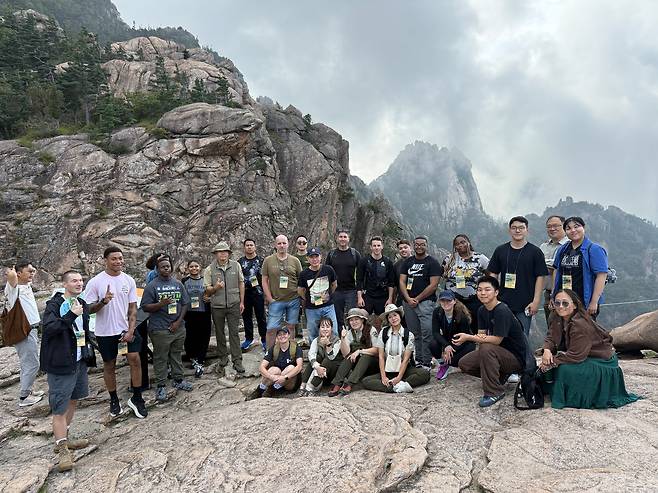 설악산을 찾은 외국인 관광객들이 기념촬영을 하고있다./국립공원공단