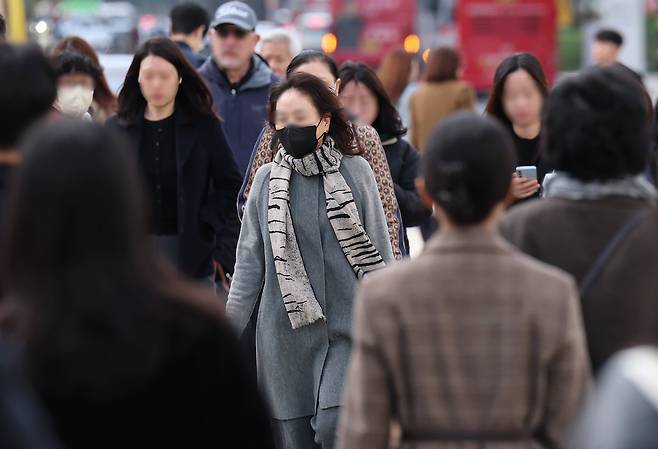 때이른 초겨울 추위가 기승을 부린 지난 21일 오전 시민들이 몸을 움츠린 채 출근길 발걸음을 재촉하고 있다. /뉴스1