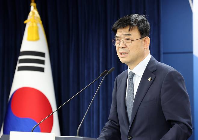 이상경 국토교통부 1차관이 21일 오후 서울 종로구 정부서울청사에서 외국인 토지거래허가구역 지정 관련 합동 브리핑을 하고 있다. /뉴스1