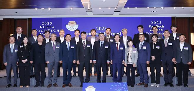 조선비즈가 23일 서울 소공동 웨스틴조선호텔에서 개최한 ‘2025푸드테크앤트렌드컨퍼런스’ 참석자들이 기념 촬영을 하고 있다. /조선비즈