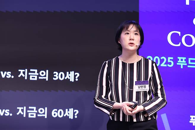 남민정 인사이트플랫폼 대표가 23일 서울 소공동 웨스틴조선호텔에서 열린 ‘2025 푸드테크 앤 트렌드 컨퍼런스’에서 '아날로그 경험과 디지털 푸드테크의 공존'이라는 주제로 강의를 하고 있다./조선비즈