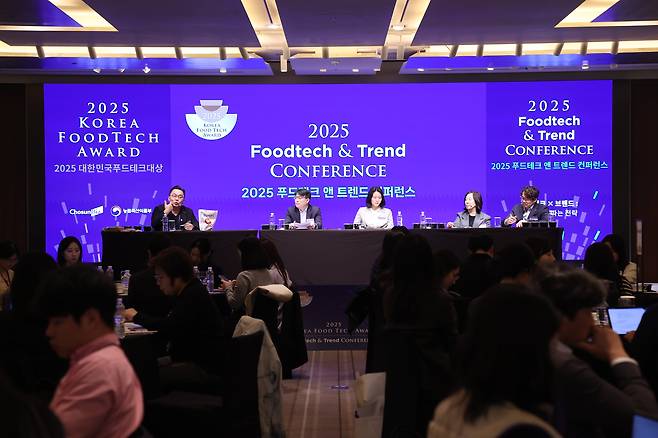 23일 서울 소공동 웨스틴조선호텔에서 열린 '2025 푸드테크 앤 트렌드 컨퍼런스'에서 패널 토론이 진행되고 있다. 문정훈(왼쪽부터) 서울대 농경제사회학부 교수, 변명희 대상 기술원 식품연구소 H2 PO, 박종희 풀무원식품 지구식단 BM, 서동순 샘표식품 마케팅본부장, 김경대 에쓰푸드 식품 혁신 본부 육가공 연구개발(R&D) 실장. /조선비즈