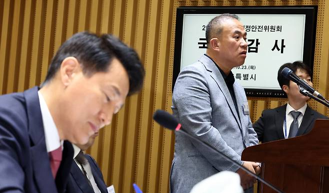정치 브로커 명태균 씨가 23일 서울 중구 서울시청에서 열린 2025년 국회 행정안전위원회 국정감사에서 의원 질의에 답하고 있다. 왼쪽은 오세훈 서울시장./연합뉴스