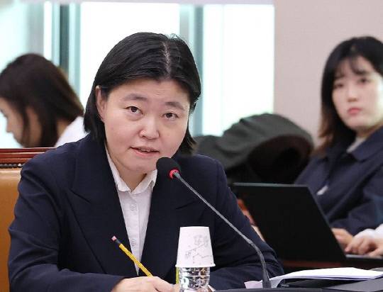 임은정 서울동부지검장이 23일 국회 법제사법위원회 전체회의에서 의원 질의에 답변하고 있는 모습. 연합뉴스.