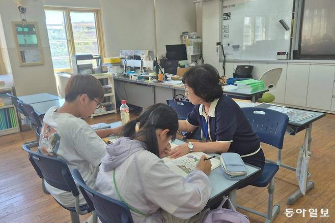 서울 구로구 동구로초 6학년 교실에서 이주배경학생인 고모 군(12)과 김모 양(12)이 서울시교육청의 기초학력 지원 프로그램 ‘찾아가는 학습비타민’ 프로그램을 듣고 있다. 이날 두 학생은 ‘느리다’ ‘늘이다’처럼 발음은 같지만 뜻과 맞춤법이 다른 단어를 배웠다. 김민지 기자 minji@donga.com