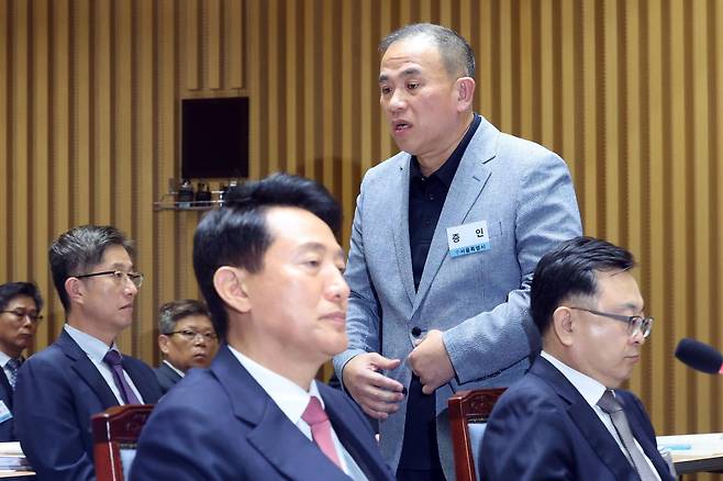 ‘정치 브로커’ 명태균씨가 23일 오후 서울 중구 서울시청에서 열린 국회 행정안전위원회 서울시청 국정감사에서 의원질의를 마치고 오세훈 서울시장 뒤로 이동하고 있다. 2025.10.23/뉴스1