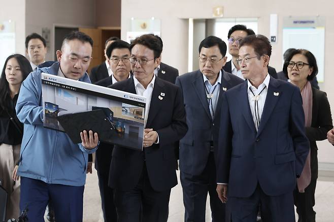 APEC 정상회의 준비위원장 김민석 국무총리가 17일 경북 경주시 소재 APEC 경제인행사장소에서 준비 상황을 점검하고 있다. 2025.10.17 총리실 제공