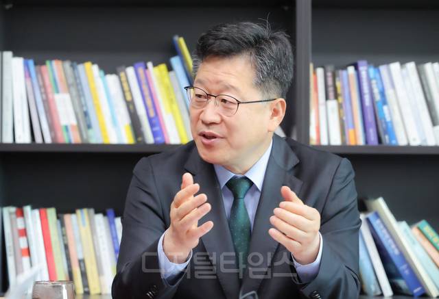 국회 기후에너지환경노동위원장을 맡고 있는 안호영 더불어민주당 의원이 22일 국회에서 디지털타임스와 인터뷰를 하고 있다. 박동욱기자 fufus@