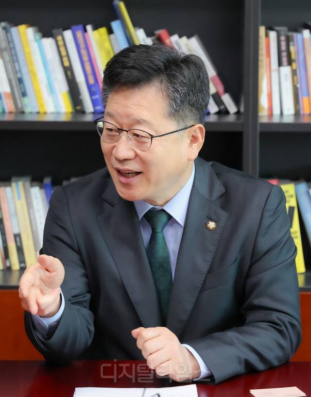 국회 기후에너지환경노동위원장을 맡고 있는 안호영 더불어민주당 의원이 22일 국회에서 디지털타임스와 인터뷰를 하고 있다. 박동욱기자 fufus@