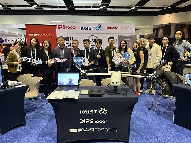 KAIST GCC, MassRobotics와 로봇 스타트업 관계자들이 'RoboBusiness 2025' 현장에서 기념촬영을 하고 있다. [출처:KAIST GCC]