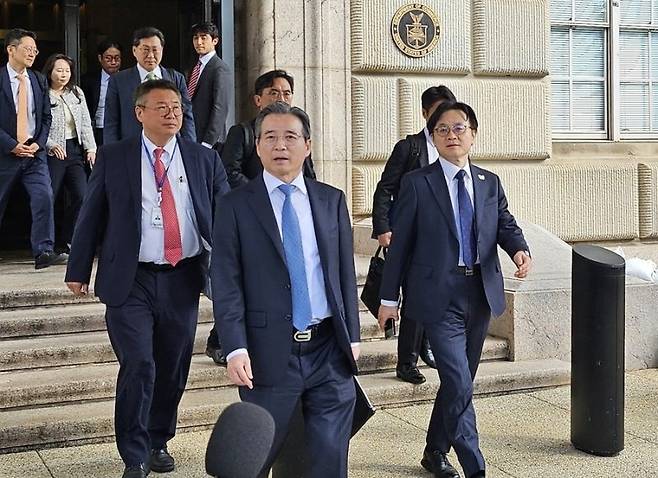 김용범 대통령실 정책실장과 김정관 산업통상부 장관이 22일(현지시간) 워싱턴 DC에 있는 미 상무부 청사에서 하워드 러트닉 상무장관과 약 2시간 동안 막바지 협상을 벌인 뒤 나오고 있다./사진=연합뉴스