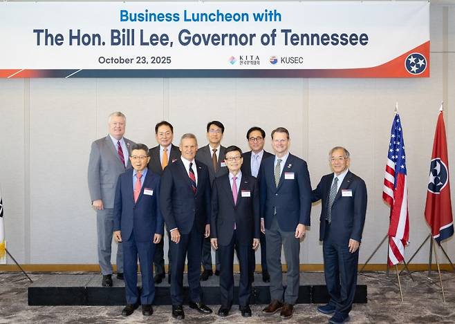 한국무역협회가 23일 서울 강남구 삼성동 그랜드인터컨티넨탈 호텔에서 '美 테네시 주지사 초청 무역업계 간담회'를 개최한 가운데 참석한 주요 인사들이 기념촬영을 하고 있다. 앞줄 왼쪽부터 메타바이오메드 오석송 회장, 빌 리 테네시 주지사, 윤진식 한국무역협회 회장, 스튜어트 맥호터 테네시 부지사 겸 상무장관, 와이지-원 송호근 회장, 뒷줄 왼쪽부터 앨런 보든 부상무장관, 오리엔트바이오 장재진 회장, 현대자동차 김동욱 부사장, 오로라월드 노희열 회장. 한국무역협회 제공