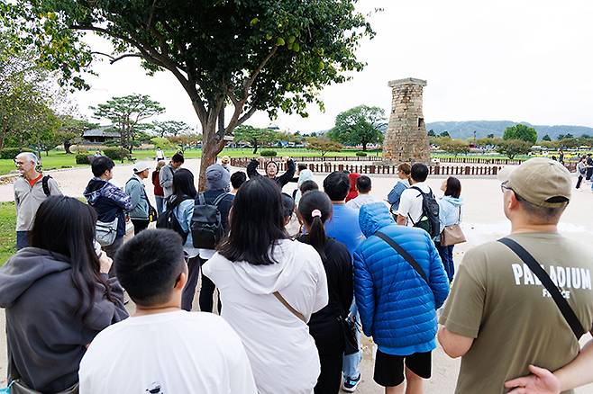 지난 16일 '2025년 APEC 정상회의'가 열리는 경주를 찾은 외국인 관광객들이 첨성대 앞에서  해설사의 설명을 듣고 있다.(사진=문화체육관광부 국민소통실 윤종규, 무단 전재-재배포 금지)