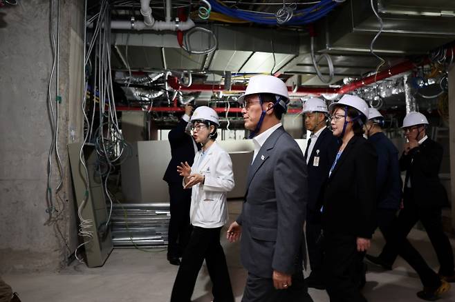 아시아태평양경제협력체(APEC) 정상회의 준비위원장인 김민석 국무총리가 6일 동국대학교 경주 병원 공사 현장을 찾아 APEC 정상회의 준비 상황을 점검하고 있다.(ⓒ뉴스1, 국무총리실 제공, 무단 전재-재배포 금지)