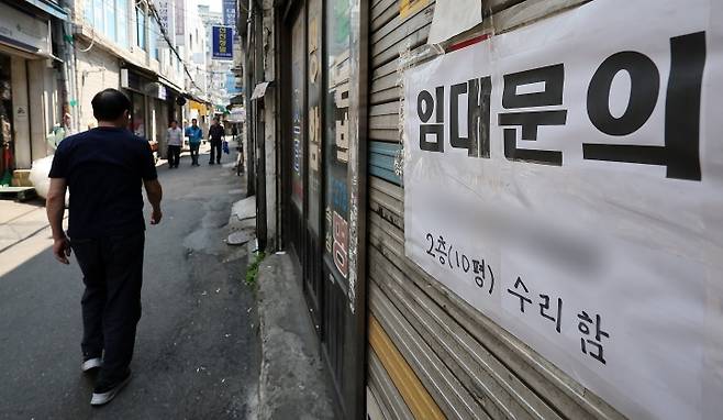 서울 중구 충무로의 한 폐업한 상가에 임대 안내문이 붙어 있다.2025.4.29. (ⓒ뉴스1, 무단 전재-재배포 금지)