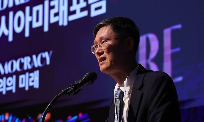 문형배 전 헌법재판소장 권한대행이 23일 서울 중구 대한상공회의소에서 열린 제16회 아시아미래포럼에서 ‘탄핵 결정으로 본 민주주의’를 주제로 기조발제를 하고 있다. 백소아 기자 thanks@hani.co.kr