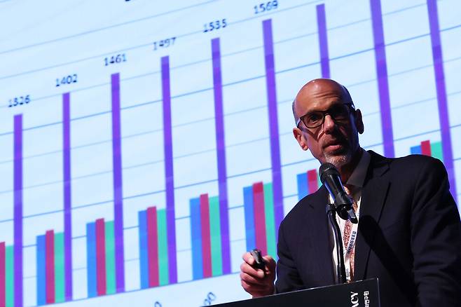 대니얼 마코비츠 미국 예일대 로스쿨 법학 교수가 23일 오후 서울 중구 대한상공회의소에서 열린 제16회 아시아미래포럼에서 `능력주의의 함정:엘리트는 어떻게 불평등을 재생산하는가\'를 주제로 기조발제를 하고 있다. 백소아 기자 thanks@hani.co.kr