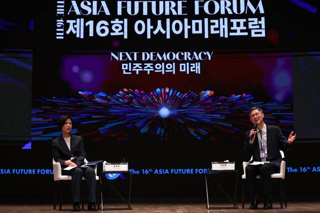 문형배 전 헌법재판소장 권한대행(오른쪽)과 최혜정 한겨레신문사 뉴스룸국 이슈부국장이 23일 서울 중구 대한상공회의소에서 열린 제16회 아시아미래포럼에서 특별대화를 진행하고 있다. 백소아 기자 thanks@hani.co.kr