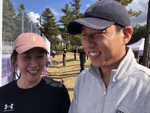 대한피클볼협회 주최 여자부 ‘16+2.5’ 종목에 출전한 서해안씨와 남편 김관훈씨가 밝게 웃고 있다.