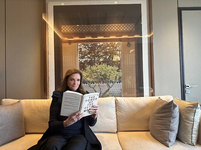 지난 22일 서울 중구의 한 호텔에서 한겨레와 인터뷰를 하던 중 자신의 책 ‘배우의 힘’을 살펴보는 이바나 처벅. 처벅코리아 스튜디오 제공