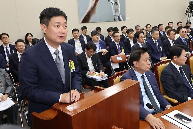 지난 21일 국회 과학기술정보방송통신위원회에서 열린 정보통신기술(ICT) 분야 산하기관 국정감사에서 답변 중인 홍범식 엘지(LG)유플러스 대표. 연합뉴스