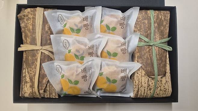 소월당의 배빵과 수제 양갱 선물 포장. 양갱은 댓잎으로 포장돼 있다.