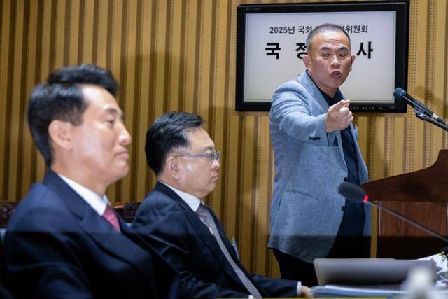 23일 서울 중구 서울시청에서 진행된 국회 행정안전위원회 국정감사에 증인으로 출석한 명태균(오른쪽)씨가 오세훈(왼쪽) 서울시장을 향해 삿대질을 하고 있다. 박시몬 기자