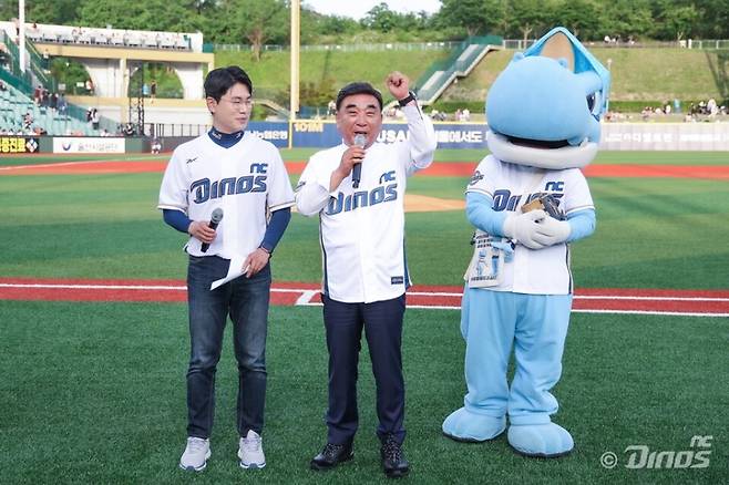 지난 5월 20일 울산에서 열린 NC-한화전에서 경기 전 행사에 나선 김두겸(가운데) 울산시장. NC 제공