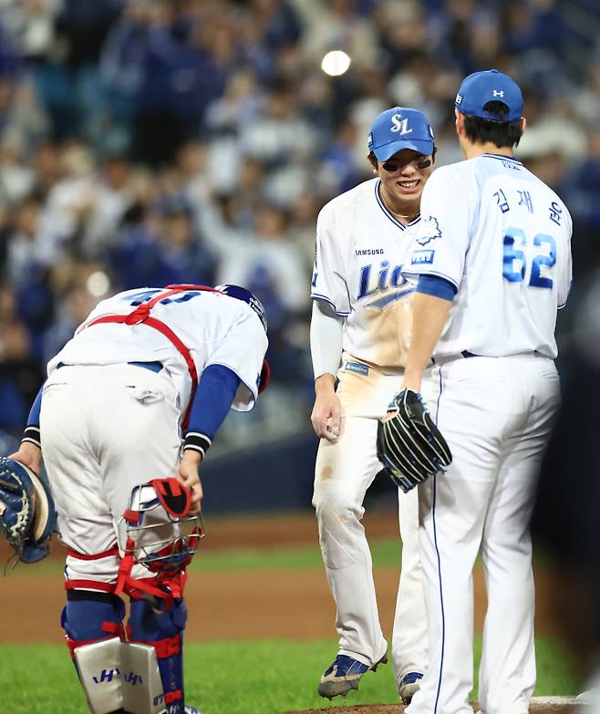 <yonhap photo-5727="">22일 대구삼성라이온즈파크에서 열린 2025 KBO 포스트시즌 플레이오프 한화 이글스 대 삼성 라이온즈 4차전. 7 대 4 삼성의 승리로 경기가 끝난 후 삼성 포수 강민호가 김영웅에게 허리 숙여 인사를 하고 있다. 2025.10.22 [연합뉴스]</yonhap>