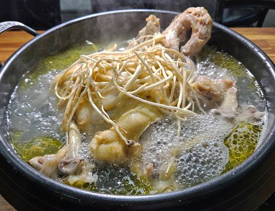'장수통닭'의 백숙. 3㎏짜리 토종닭을 쓴다. 손민호 기자