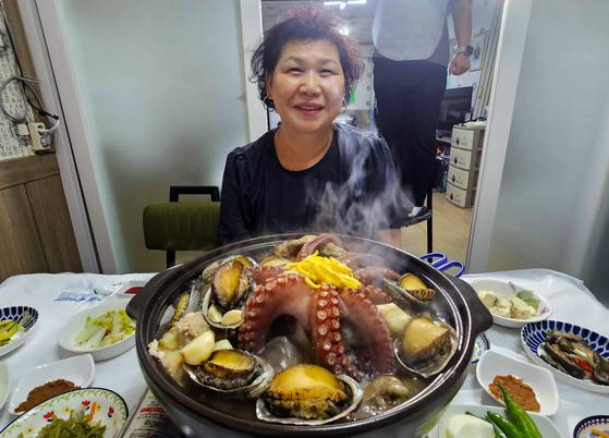 '하나로식당' 정혜정 대표. 강진군청이 레시피를 전파하기 전부터 회춘탕을 끓인 주인공이다. 손민호 기자