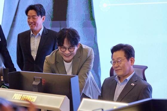 이재명 대통령이 지난 15일 서울 성동구 펍지 성수에서 열린 K-게임 현장 간담회에서 '크래프톤' 신작 게임 '인조이' 체험을 하고 있다. 사진 대통령실