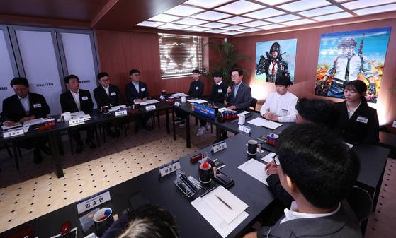 이재명 대통령이 15일 국내 게임사 크래프톤의 게임ㆍ문화 플랫폼 서울 성동구 '펍지 성수'에서 K-게임 현장 간담회를 하고 있다. 연합뉴스