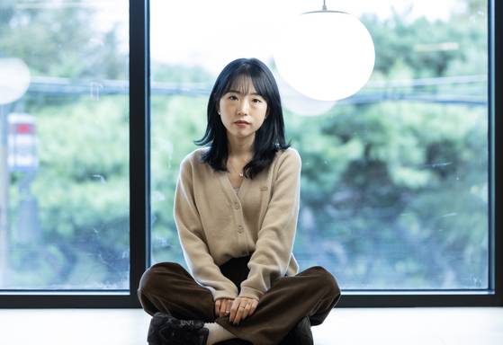 작가는 이번 연작 소설에서 두 번째 소설의 인물들을 응원하게 된다고 했다. "인물의 역할이 큰 이야기였"기 때문이다. 권혁재 사진전문기자