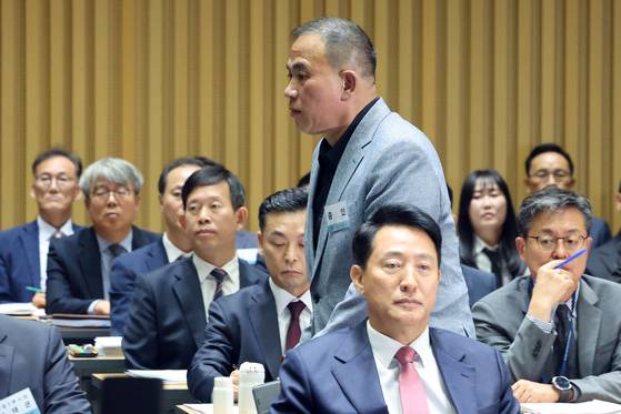 명태균씨가 권칠승 더불어민주당 의원 질의에 답변하기 위해 발언대로 향하고 있다. 뉴스1