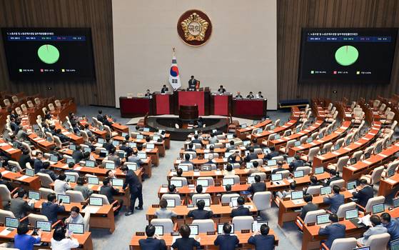 노란봉투법(노동조합 및 노동관계조정법 2ㆍ3조 개정안)이 국회 본회의에서 재석 의원 183명 중 찬성 183명, 반대 3명으로 가결되었다. 김성룡 기자
