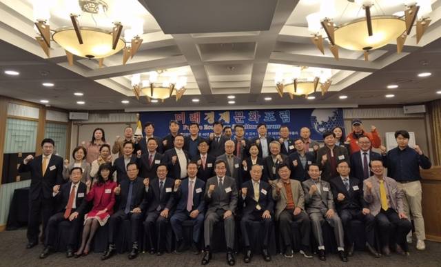 ▲ 미래경제문화포럼(대표 백명현)는 23일 서울 한국프레스센터에서 조찬모임을 열었다. 이날 이낙연 전 국무총리를 초청, ‘대한민국 국운 40년 주기 이론과 미래’를 주제로 특강을 들었다. 포럼 제공.