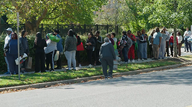 미국 메릴랜드주 랜도버에서 열린 식품 나눔 행사에 연방 정부 공무원들과 계약 직원들이 줄을 서 있다.