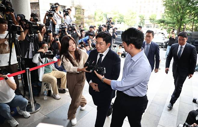 지난 15일 오전 10시 서울 마포구 서울경찰청 금융범죄수사대에 출석하고 있는 방시혁 하이브 의장./사진=연합뉴스