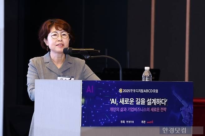 '2025 한경 디지털 ABCD 포럼'이 23일 ‘AI, 새로운 길을 설계하다’ 개인의 삶과 기업 비즈니스의 새로운 전략'를 주제로 서울 중림동 한국경제신문사 18층 다산홀에서 열렸다. 이수경 한국직업능력연구원 선임연구위원이 '초고령화 사회, AI로 풀어보는 인재 육성의 해법과 과제'를 주제로 발표하고 있다. 사진=변성현 한경닷컴 기자