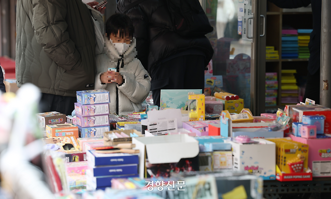 3월 새 학기를 앞둔 지난 2월16일 서울 종로구 창신동 문구·완구 거리의 한 점포에서 아이들이 문구를 고르고 있다. 기사 본문과 무관. 권도현 기자