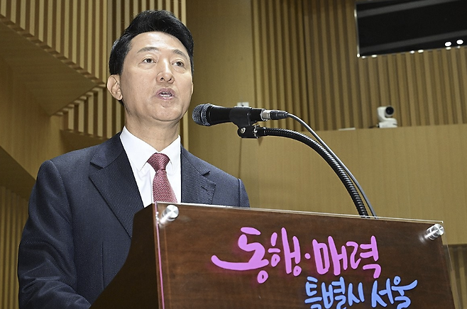 오세훈 서울시장이 23일 서울 중구 서울시청에서 열린 국회 행정안전위원회의 서울시에 대한 국정감사에서 업무보고를 하고 있다. 연합뉴스