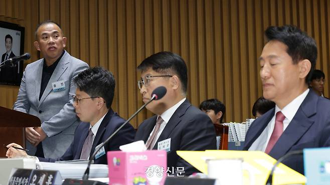 정치 브로커 명태균씨가 23일 서울 중구 서울시청에서 열린 2025년 국회 행정안전위원회 국정감사에서 의원 질의에 답하고 있다. 정효진 기자