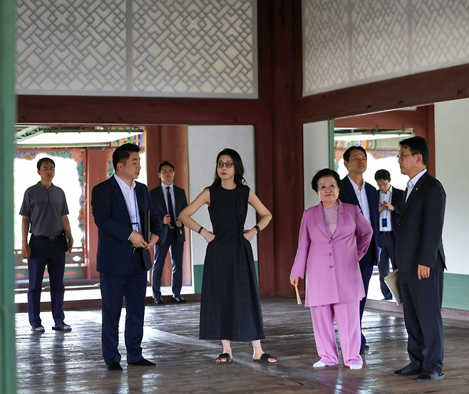 주진우 시사인 편집위원이 양문석 더불어민주당 의원에 제공한 김건희씨의 사진. 김씨가 경회루 2층으로 추정되는 한옥 건물에서 이배용 전 국가교육위원장과 함께 내부를 둘러보고 있다. 양문석 의원실 제공