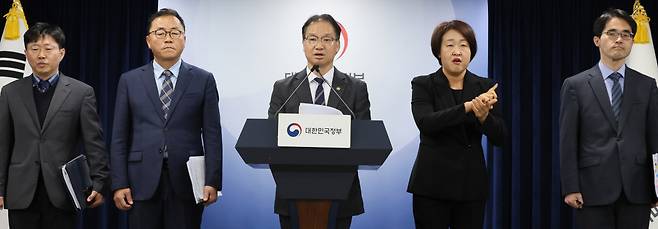 “이태원 참사 원인은…” 김영수 국무조정실 국무1차장이 23일 정부서울청사에서 10·29 이태원 참사 합동감사 결과를 발표하고 있다. 연합뉴스